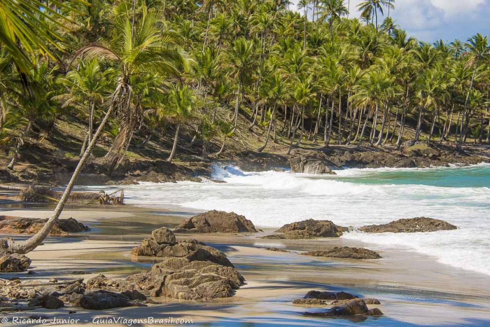 Imagem do canto das pedras com lindas pedras e águas límpidas.